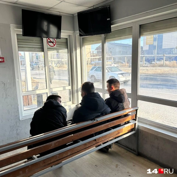 Трое парней громко разговаривают и курят | Источник: Илья Константинов / 14.RU