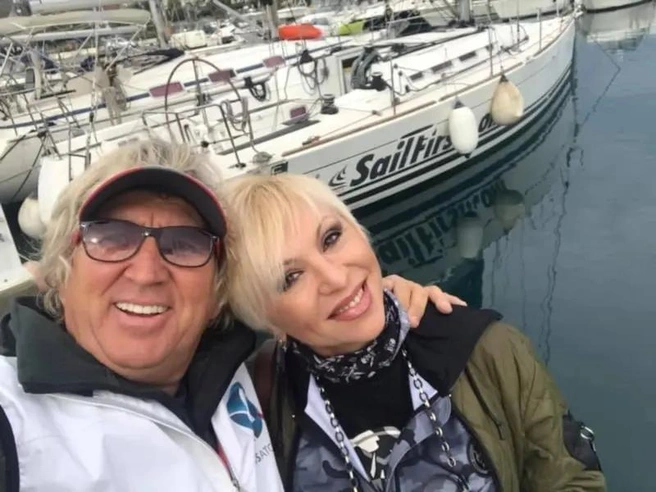 Третий муж, яхтсмен Юрий Фирсов познакомился с певицей в соцсетях, а через пять лет они встретились и вскоре поженились. Дети Легкоступовой не приняли ее нового избранника, их не было на свадьбе и венчании. Брак продлился 40 дней и закончился для Валентины Легкоступовой гибелью | Источник: из соцсетей Юрия Фирсова