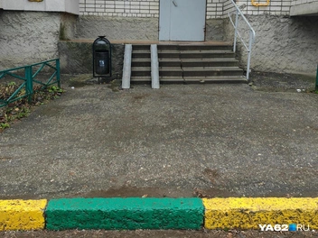 Для обычного человека это просто бордюр | Источник: Кристина Мельникова / YA62.RU