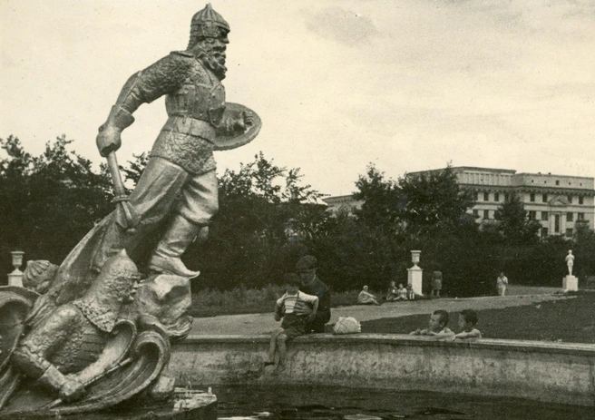 У фонтана «Черномор» в 1950-е очень любили фотографироваться гуляющие | Источник: ОГАЧО