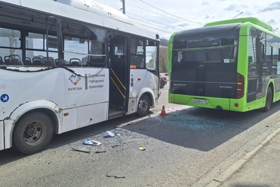 Два автобуса столкнулись у Некрасовского моста в Кургане