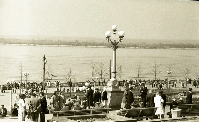 И почти семь десятков лет спустя самарцы всё так же с приходом тепла гуляют по набережной в лучших своих нарядах, а… | Источник: фотофонд Самарского областного государственного архива социально-политической истории