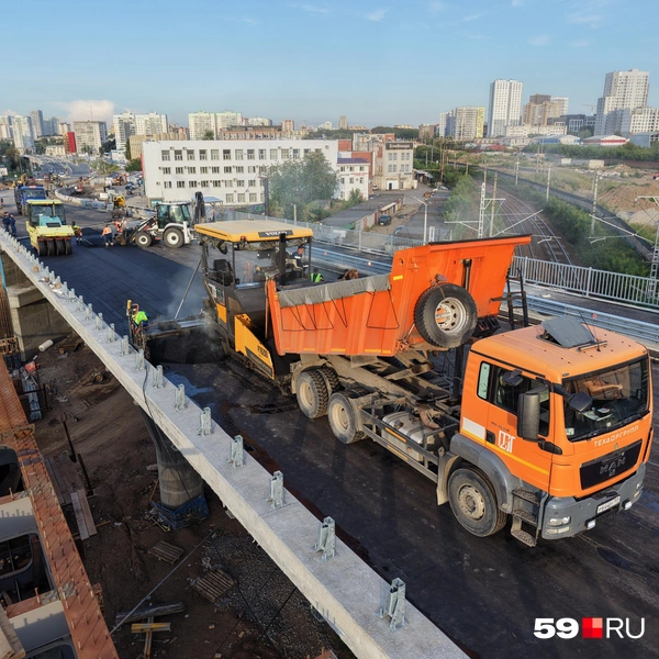 На путепроводе укладывают первый, выравнивающий слой асфальта | Источник: Кирилл Хафизов / 59.RU