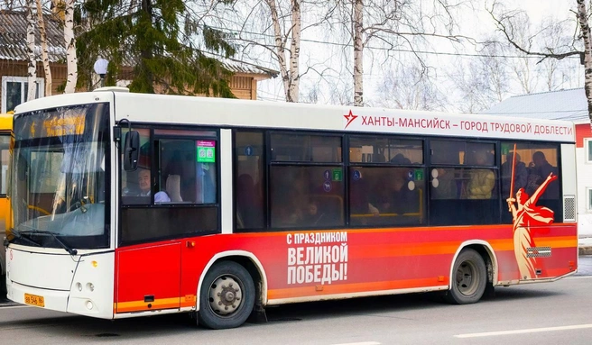 Все городские автобусы окружной столицы стилизованы в соответствии с юбилейной символикой | Источник: администрация Ханты-Мансийска