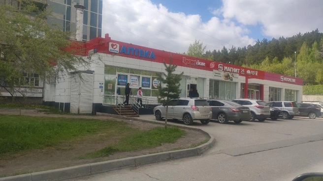 Магазинам и аптекам местные жители были рады, но не ценой собственной безопасности | Источник: Алексей Грачев