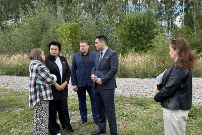 В Радужном отсыпят дорогу асфальтной крошкой