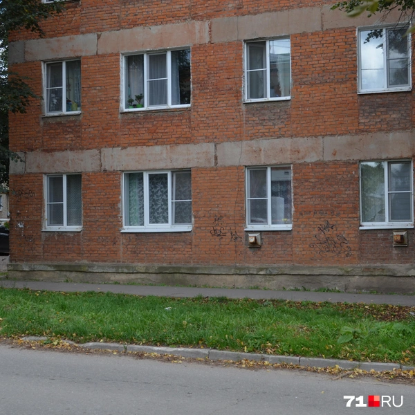 Это здание чуть ниже по улице от администрации города | Источник: Максим Улитов / 71.RU