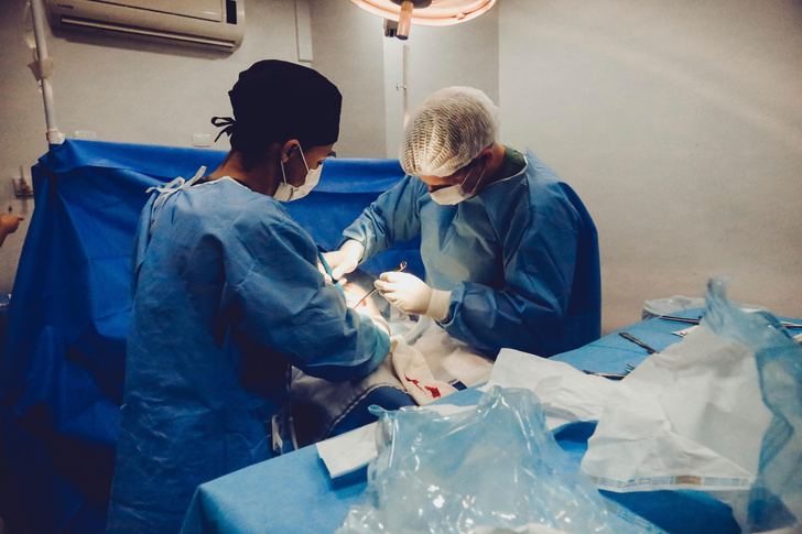 Хирурги забыли ножницы в желудке пациента — мужчина скончался