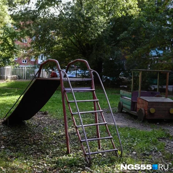 Не помешало бы заменить горку и паровозик | Источник: Евгений Софийчук / NGS55.RU