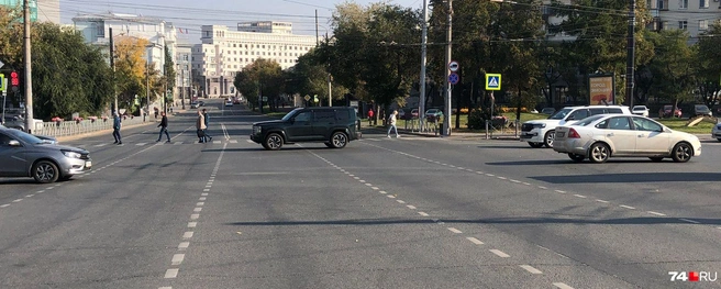 Улица Воровского в нескольких местах «ломается» разметкой, что вынуждает водителей постоянно контролировать соседей по потоку | Источник: Артем Краснов