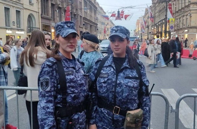 На генеральной репетиции «Алых парусов» потерялся подросток. Его нашли сотрудницы Росгвардии | Источник: Канал Главного управления Росгвардии по Санкт-Петербургу и Ленинградской области