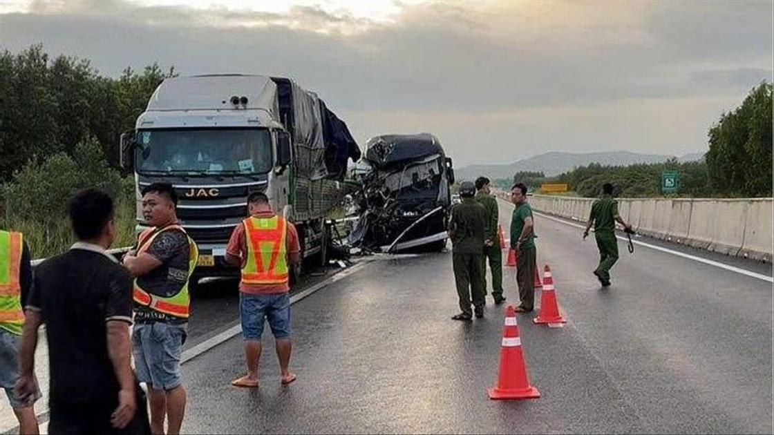 Россиянка погибла при столкновении автобуса с грузовиком во Вьетнаме