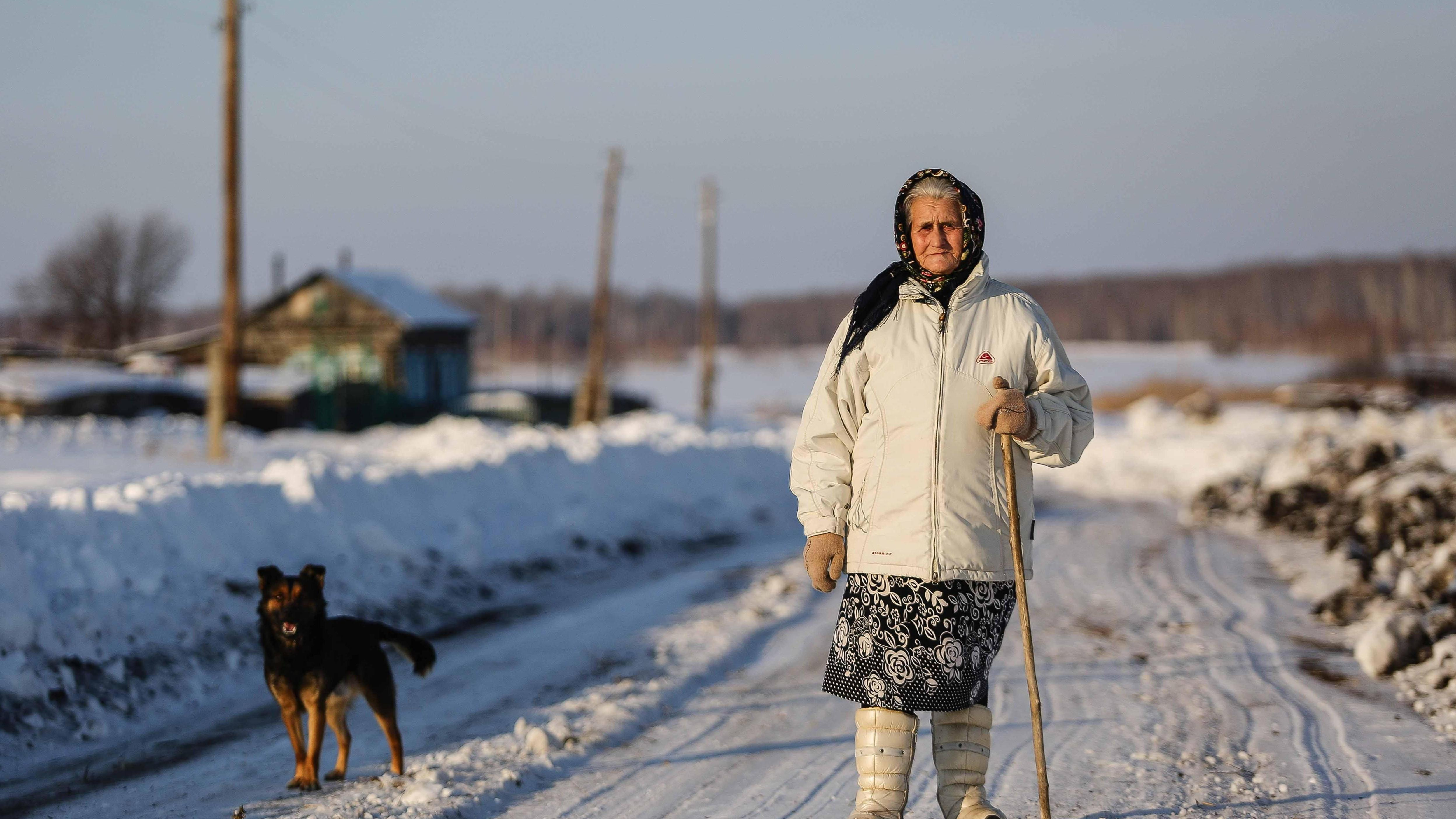 Прославилась тем, что прокатила губернатора: как 82-летняя жительница сгоревшей дотла деревни выживает в ней одна