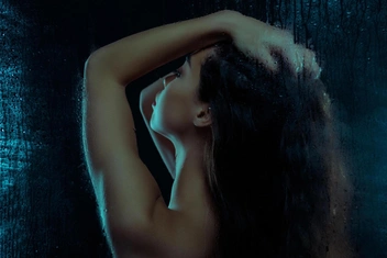 Тренд Dark Shower: 4 причины, почему «темный душ» может сделать вашу жизнь лучше