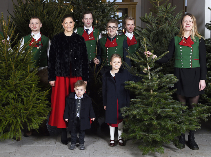 Принцесса Виктория выбрала рождественскую елку (и поздравила подданных)