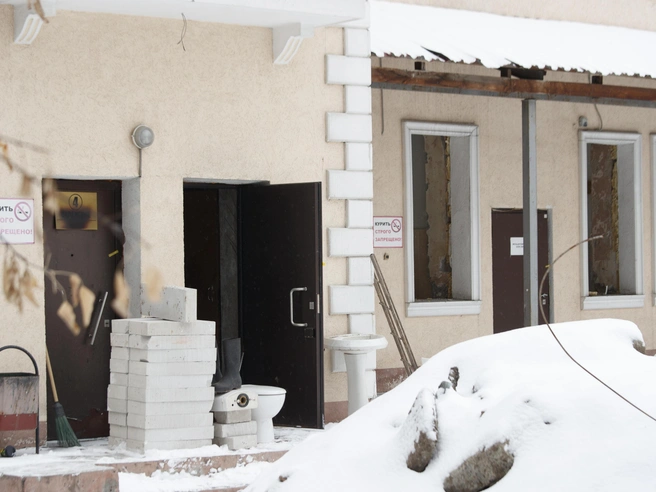 Из строения вывезли все внутреннее оборудование и уже удалили оконные конструкции. | Источник: Андрей Бортко / NGS.RU