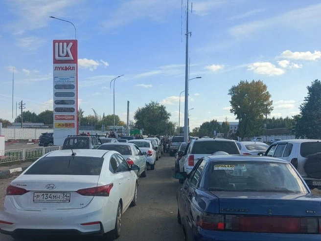 В очереди, по словам очевидцев, стояли десятки, а то и сотни машин | Источник: Читатели V1.RU
