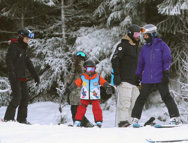 Фото №7 - Виктория и Дэвид Бекхэм с детьми отдыхают на горнолыжном курорте