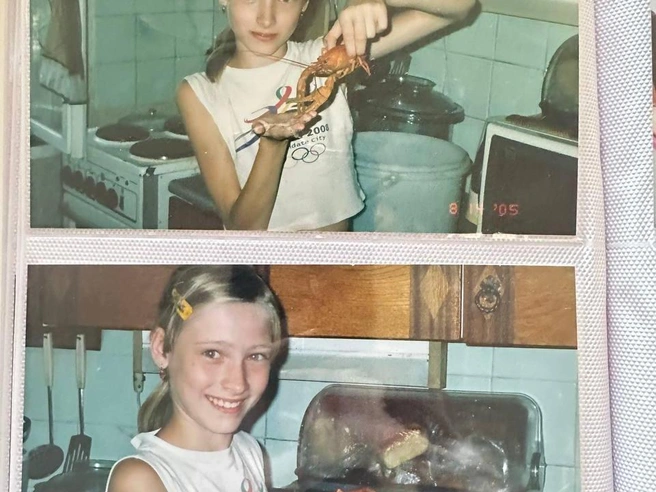 Алена с конфетой — типичный сюжет детских фото начала 2000-х | Источник: Missalena92/ tg.com