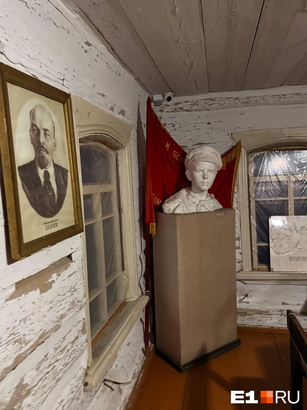 Этот бюст Павлика и все другие его изображения создавали по школьной фотографии | Источник: Елена Панкратьева / E1.RU