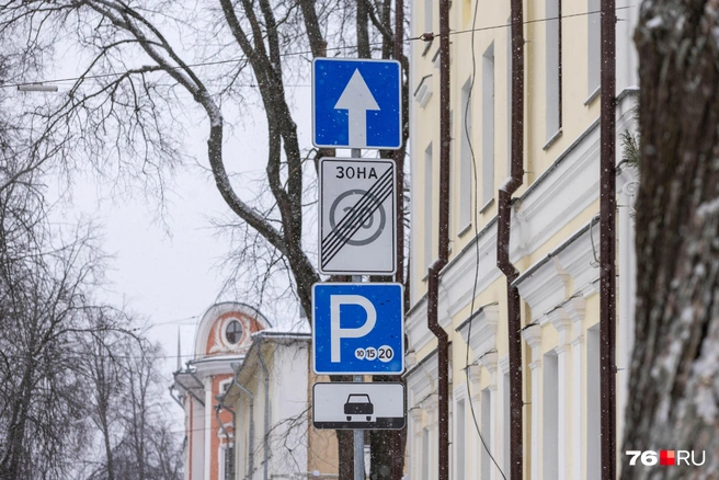Завтра водителям нужно будет внимательно смотреть, где придется платить за стоянку, а где нет | Источник: Артем Бауман / 76.RU