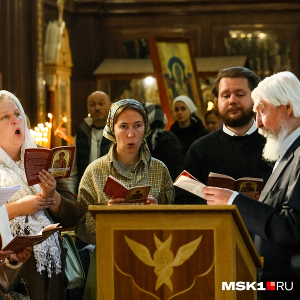 В храме хор нараспев читает молитву | Источник: Артем Устюжанин / MSK1.RU