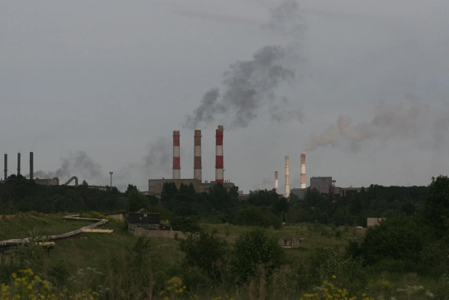 По словам Ильи Середюка, к началу 2027 года выбросы в атмосферу на НкАЗе снизятся от уровня 2017 года на 2,9 тысячи тонн | 142.ru