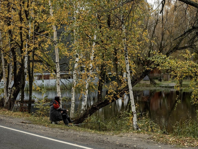 Жители города проводят свободное время за рыбалкой на прудах | Источник: Александр Куренной / 76.RU