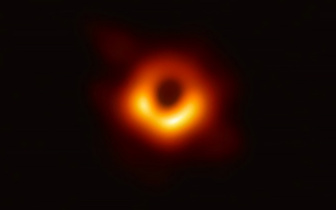 Первая в истории фотография черной дыры