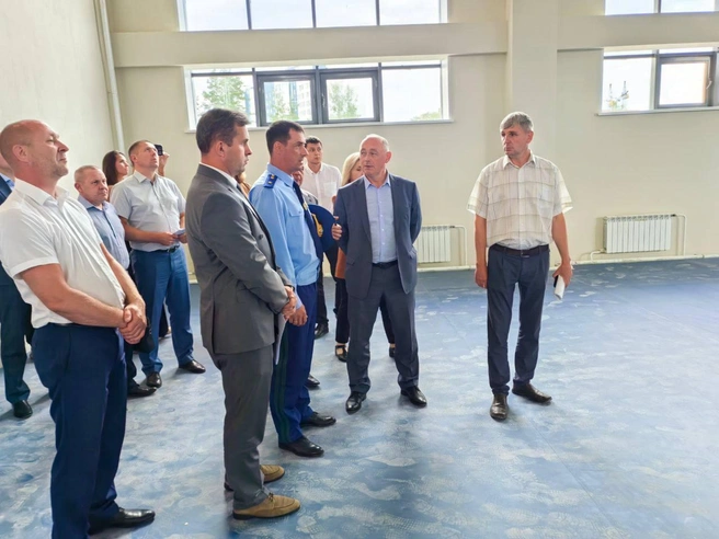 На стройке кроме Ломакина также присутствовали мэр Томска Дмитрий Махиня, его зам по строительству Алексей Макаров и замгубернатора по строительству Алексей Кондратьев  | Источник: пресс-служба прокуратуры Томской области 