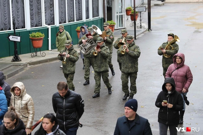 Военный оркестр провожал Сергея Алексеева в последний путь | Источник: Алексей Волхонский