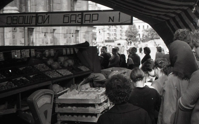 Овощной базар в переулке Банковском, 1970-е.