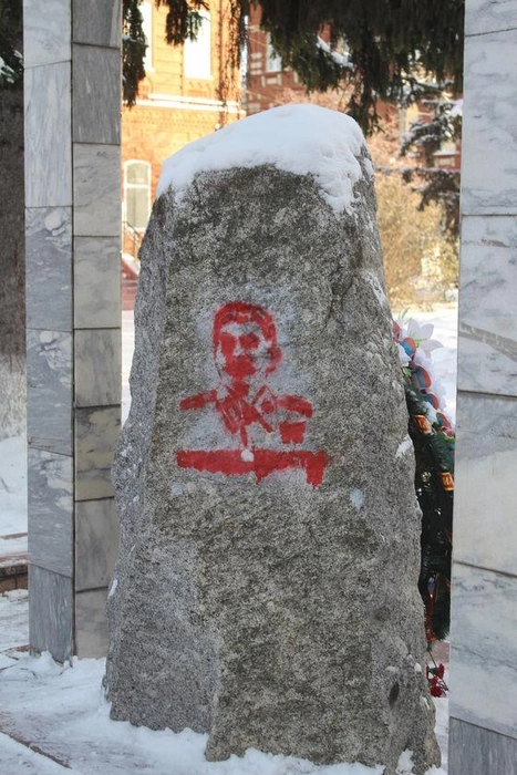 Вандалы в 2016 году нанесли краской профиль Сталина | Источник: сайт музея «Следственная тюрьма НКВД»