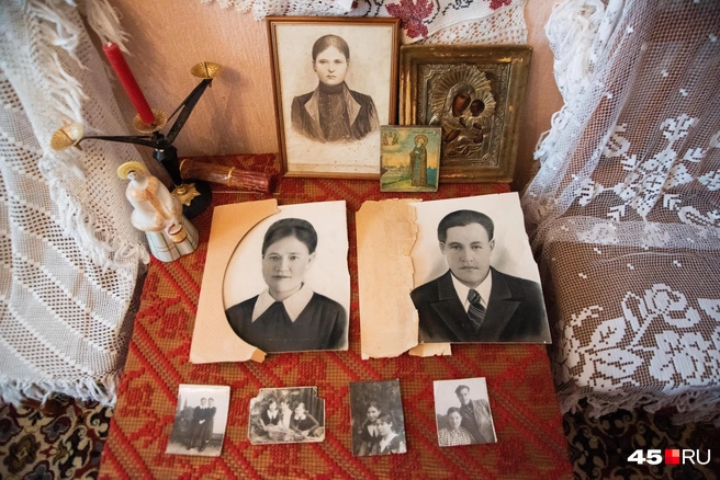 В центре&nbsp;— фотографии родителей Людмилы Лукьяновой | Источник: Надежда Тихомирова / 45.RU