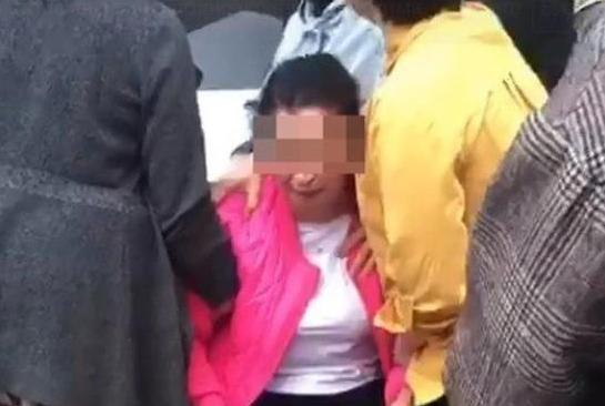 После жесткого убийства 10-летней девочки в Карачаевске у дома собралась толпа. Они требуют мести