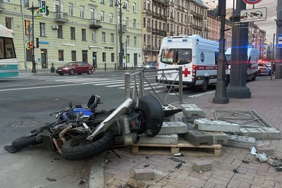 На Добролюбова мотоцикл столкнулся с каршерингом