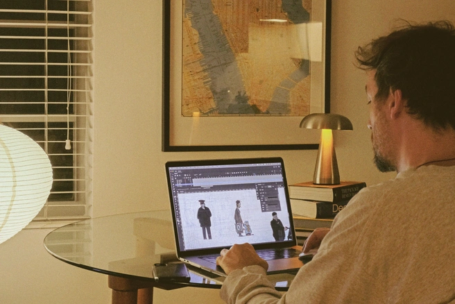 Для работы дизайнеру нужен только ноутбук и необходимый софт  | Источник: Алексей Семенов