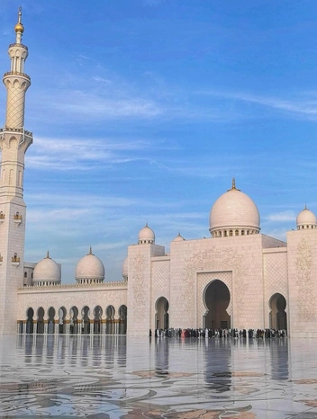 Мечеть шейха Зайда&nbsp;— одна из шести крупнейших мечетей мира. Она находится в Абу-Даби, столице Объединенных Арабских Эмиратов | Источник:  «Мир в рюкзаках» / Vk.com
