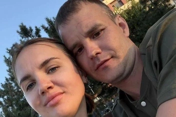 «Так даже родной отец гладить не должен»: ждулю и ее мужа-сидельца обвинили в педофилии из-за видео с пробуждением 7-летней дочери