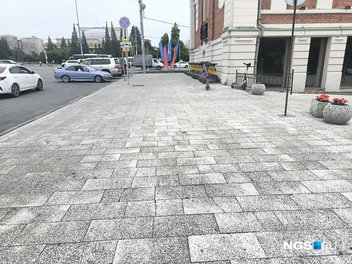 Треснувшая плитка по пути в метро | Источник: Андрей Бортко / NGS.RU