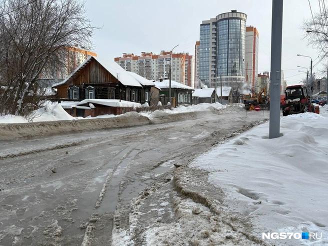 На пересечении с Киевской замерзшую воду почти убрали, а вот ближе к Комсомольскому пока каток  | Источник: Мария Лобанова / NGS70.RU 
