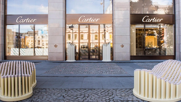 У бутика Cartier на Петровке появилась инсталляция из кактусов