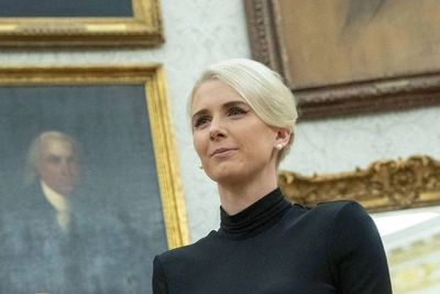 34-летняя помощница Трампа оставляла ему любовные записки, утверждается в книге