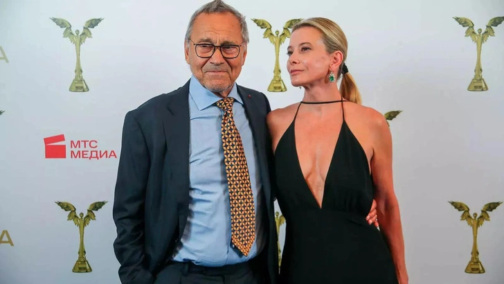 Андрей Кончаловский с женой Юлией Высоцкой 
