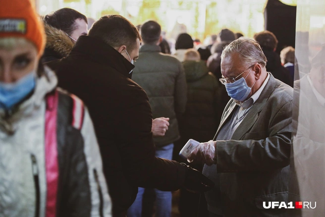 Всем входящим обязательно измеряли температуру