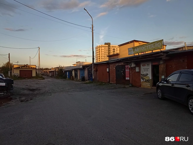 Снова гаражи на фоне новостройки, которые впоследствии их заменят | Источник: Мария Гришкина / 86.RU