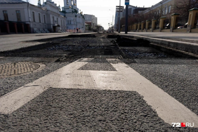 Разметка на автобусной полосе еще держится  | Источник: Ирина Шарова / 72.RU 