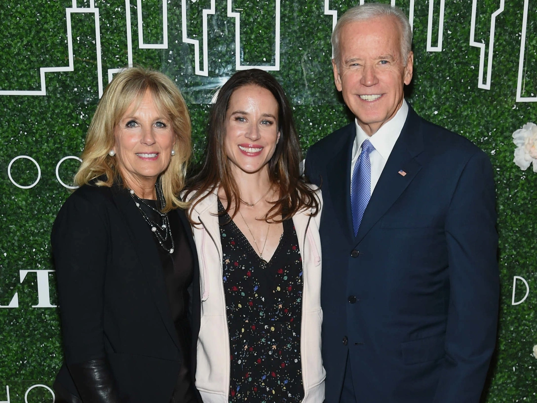 Джилл и Джо Байден вместе со своей дочерью Эшли, 7 февраля 2017 | marieclaire.ru