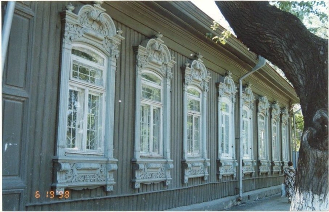 Таким в конце лихих 90-х был бывший купеческий дом. Его отремонтировали, а сразу после открыли там кафе грузинской кухни | Источник: фоторахив ИОПИК, Тюмень до нашей эры / Vk.com