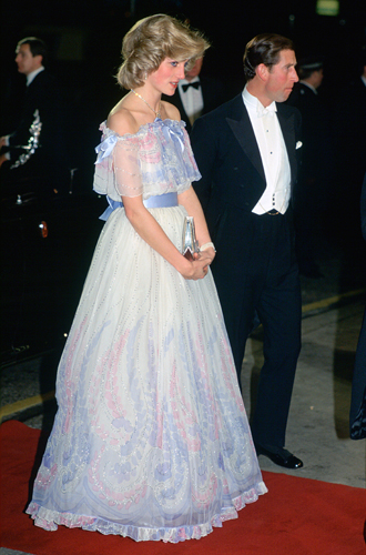 Как носить пайетки беременным: герцогиня Сассекская на выступлении Королевского варьете